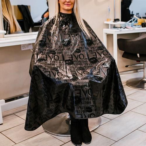 The Kobe Hot Lips Hairdressing Gown gives excellent, waterproof coverage to your clients.